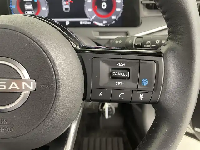 日産 オーラ G FOUR レザーエディション 埼玉県 2022(令4)年 2.6万km ピュアホワイトパール / スーパーブラック 2トーン BOSEサウンド/純正ナビ/　(フルセグ・AM・FM・Bluetooth)/全方位支援システム/アラウンドビューモニター/インテリジェントルームミラー/インテリジェントエマージェンシーブレーキ/プロパイロット/標識検知支援/ルート減速支援/ステアリングヒーター/ビルトインETC2.0/クルーズコントロール/純正アルミホイール１７インチ/前方ドライブレコーダー/純正フロアマット