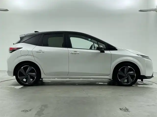 日産 オーラ G FOUR レザーエディション 福井県 2022(令4)年 2.6万km ピュアホワイトパール / スーパーブラック 2トーン BOSEサウンドシステム/純正ナビ/【フルセグ/AM/FM/Bluetooth】/全方位支援システム/アラウンドビューモニター/インテリジェントルームミラー/インテリジェントエマージェンシーブレーキ/プロパイロット/標識検知支援/ルート減速支援/ステアリングヒーター/ビルトインETC2.0/クルーズコントロール/純正アルミホイール１７インチ/前方ドライブレコーダー/純正フロアマット