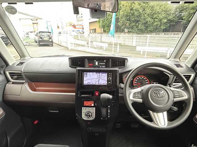 トヨタ ルーミー G 埼玉県 2018(平30)年 1万km レーザーブルークリスタルシャイン ワンオーナー/福祉車両ウェルキャブ車/　助手席リフトアップシート車　Ａタイプ/スマートアシストII/　・衝突警報機能（対車両・歩行者）/　・衝突回避支援ブレーキ機能（対車両）/　・誤発信抑制制御機能/　・後方誤発進抑制制御機能/　・車線逸脱警報機能　/　・先行者発進お知らせ機能/純正SDナビ　（NSZT-W66T）/　DTV/CD/DVD/BT/SD/SDREC/バックカメラ/両側パワースライドドア/クルーズコントロール/ビークルスタビリティコントロール（VSC）/トラクションコントロール（TRC）/Stop&Start System/ヒルスタートアシストコントロール/純正前方ドライブレコーダー　（DRT-H66A）/スマートキー/スペアキ