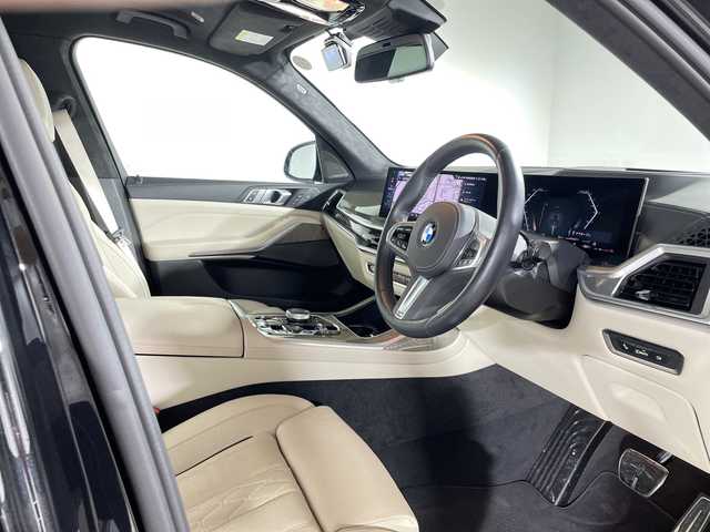 ＢＭＷ ＢＭＷ Ｘ７ xDrive40d Mスポーツ 福岡県 2023(令5)年 0.9万km サファイアブラックP ワンオーナー/Mスポーツパッケージ/スカイラウンジパノラマガラスサンルーフ/ドライビング・アシスト・プロフェッショナル/BMWコックピット/ヘッドアップディスプレイ/harman/kardonサウンドシステム/iDriveナビゲーションシステム/トップビューカメラ/アルカンターラシート/シートヒーター/シートベンチレーション/パワーシート/純正23インチアルミホイール/Mカーボンファーバーインテリアトリム/ブラックキドニーグリル/温冷機能付きカップホルダー/LEDヘッドライト/コンフォートアクセス/パワーバックドア/エアサスペンション
