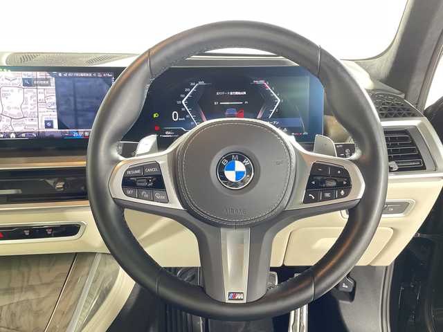 ＢＭＷ ＢＭＷ Ｘ７ xDrive40d Mスポーツ 福岡県 2023(令5)年 0.9万km サファイアブラックP ワンオーナー/Mスポーツパッケージ/スカイラウンジパノラマガラスサンルーフ/ドライビング・アシスト・プロフェッショナル/BMWコックピット/ヘッドアップディスプレイ/harman/kardonサウンドシステム/iDriveナビゲーションシステム/トップビューカメラ/アルカンターラシート/シートヒーター/シートベンチレーション/パワーシート/純正23インチアルミホイール/Mカーボンファーバーインテリアトリム/ブラックキドニーグリル/温冷機能付きカップホルダー/LEDヘッドライト/コンフォートアクセス/パワーバックドア/エアサスペンション