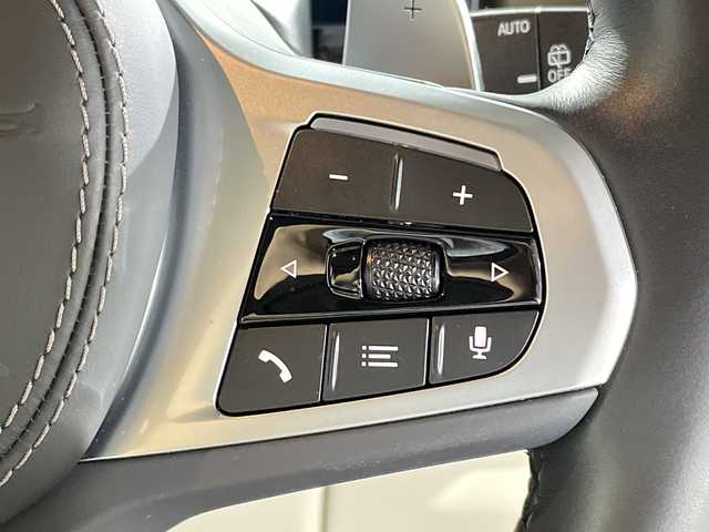 ＢＭＷ ＢＭＷ Ｘ７ xDrive40d Mスポーツ 福岡県 2023(令5)年 0.9万km サファイアブラックP ワンオーナー/Mスポーツパッケージ/スカイラウンジパノラマガラスサンルーフ/ドライビング・アシスト・プロフェッショナル/BMWコックピット/ヘッドアップディスプレイ/harman/kardonサウンドシステム/iDriveナビゲーションシステム/トップビューカメラ/アルカンターラシート/シートヒーター/シートベンチレーション/パワーシート/純正23インチアルミホイール/Mカーボンファーバーインテリアトリム/ブラックキドニーグリル/温冷機能付きカップホルダー/LEDヘッドライト/コンフォートアクセス/パワーバックドア/エアサスペンション