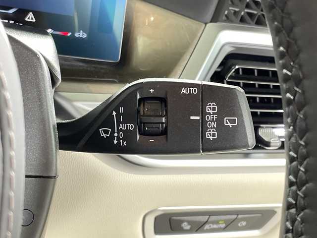 ＢＭＷ ＢＭＷ Ｘ７ xDrive40d Mスポーツ 福岡県 2023(令5)年 0.9万km サファイアブラックP ワンオーナー/Mスポーツパッケージ/スカイラウンジパノラマガラスサンルーフ/ドライビング・アシスト・プロフェッショナル/BMWコックピット/ヘッドアップディスプレイ/harman/kardonサウンドシステム/iDriveナビゲーションシステム/トップビューカメラ/アルカンターラシート/シートヒーター/シートベンチレーション/パワーシート/純正23インチアルミホイール/Mカーボンファーバーインテリアトリム/ブラックキドニーグリル/温冷機能付きカップホルダー/LEDヘッドライト/コンフォートアクセス/パワーバックドア/エアサスペンション