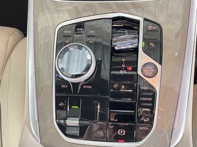 ＢＭＷ ＢＭＷ Ｘ７ xDrive40d Mスポーツ 福岡県 2023(令5)年 0.9万km サファイアブラックP ワンオーナー/Mスポーツパッケージ/スカイラウンジパノラマガラスサンルーフ/ドライビング・アシスト・プロフェッショナル/BMWコックピット/ヘッドアップディスプレイ/harman/kardonサウンドシステム/iDriveナビゲーションシステム/トップビューカメラ/アルカンターラシート/シートヒーター/シートベンチレーション/パワーシート/純正23インチアルミホイール/Mカーボンファーバーインテリアトリム/ブラックキドニーグリル/温冷機能付きカップホルダー/LEDヘッドライト/コンフォートアクセス/パワーバックドア/エアサスペンション