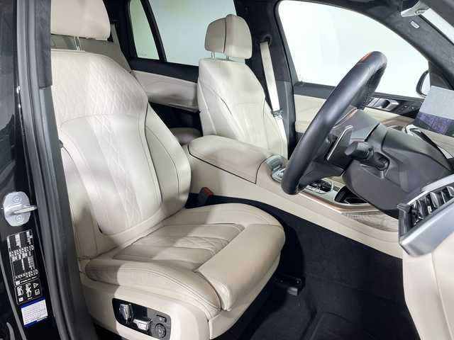 ＢＭＷ ＢＭＷ Ｘ７ xDrive40d Mスポーツ 福岡県 2023(令5)年 0.9万km サファイアブラックP ワンオーナー/Mスポーツパッケージ/スカイラウンジパノラマガラスサンルーフ/ドライビング・アシスト・プロフェッショナル/BMWコックピット/ヘッドアップディスプレイ/harman/kardonサウンドシステム/iDriveナビゲーションシステム/トップビューカメラ/アルカンターラシート/シートヒーター/シートベンチレーション/パワーシート/純正23インチアルミホイール/Mカーボンファーバーインテリアトリム/ブラックキドニーグリル/温冷機能付きカップホルダー/LEDヘッドライト/コンフォートアクセス/パワーバックドア/エアサスペンション