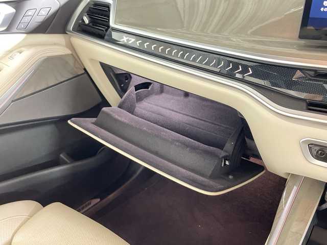 ＢＭＷ ＢＭＷ Ｘ７ xDrive40d Mスポーツ 福岡県 2023(令5)年 0.9万km サファイアブラックP ワンオーナー/Mスポーツパッケージ/スカイラウンジパノラマガラスサンルーフ/ドライビング・アシスト・プロフェッショナル/BMWコックピット/ヘッドアップディスプレイ/harman/kardonサウンドシステム/iDriveナビゲーションシステム/トップビューカメラ/アルカンターラシート/シートヒーター/シートベンチレーション/パワーシート/純正23インチアルミホイール/Mカーボンファーバーインテリアトリム/ブラックキドニーグリル/温冷機能付きカップホルダー/LEDヘッドライト/コンフォートアクセス/パワーバックドア/エアサスペンション
