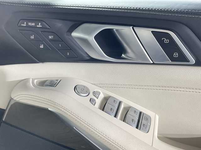ＢＭＷ ＢＭＷ Ｘ７ xDrive40d Mスポーツ 福岡県 2023(令5)年 0.9万km サファイアブラックP ワンオーナー/Mスポーツパッケージ/スカイラウンジパノラマガラスサンルーフ/ドライビング・アシスト・プロフェッショナル/BMWコックピット/ヘッドアップディスプレイ/harman/kardonサウンドシステム/iDriveナビゲーションシステム/トップビューカメラ/アルカンターラシート/シートヒーター/シートベンチレーション/パワーシート/純正23インチアルミホイール/Mカーボンファーバーインテリアトリム/ブラックキドニーグリル/温冷機能付きカップホルダー/LEDヘッドライト/コンフォートアクセス/パワーバックドア/エアサスペンション
