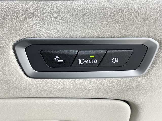ＢＭＷ ＢＭＷ Ｘ７ xDrive40d Mスポーツ 福岡県 2023(令5)年 0.9万km サファイアブラックP ワンオーナー/Mスポーツパッケージ/スカイラウンジパノラマガラスサンルーフ/ドライビング・アシスト・プロフェッショナル/BMWコックピット/ヘッドアップディスプレイ/harman/kardonサウンドシステム/iDriveナビゲーションシステム/トップビューカメラ/アルカンターラシート/シートヒーター/シートベンチレーション/パワーシート/純正23インチアルミホイール/Mカーボンファーバーインテリアトリム/ブラックキドニーグリル/温冷機能付きカップホルダー/LEDヘッドライト/コンフォートアクセス/パワーバックドア/エアサスペンション