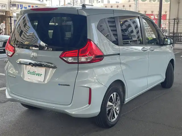 ホンダ フリード ハイブリット G 道南・函館 2024(令6)年 0.6万km フィヨルドミストパール ホンダセンシング/・衝突軽減ブレーキ/・歩行者事故低減ステアリング/・アダプティブクルーズコントロール/・車線維持支援システム/・路外逸脱抑制機能/・誤発進抑制機能/・先行車発進お知らせ機能/・標識認識機能/Sパッケージ/・純正15インチアルミホイール/・革巻きステアリング/・SRSエアバッグ/・ブラックウォールナット木目調インパネ/・ブラックプライムスムースファブリックコンビシート/・シートバックアッパーポケット/ホンダ純正ナビ/・フルセグTV/・Bluetooth/・バックカメラ/シートヒーター/プッシュスタート/ワンオーナー/新車保証書/取扱説明書