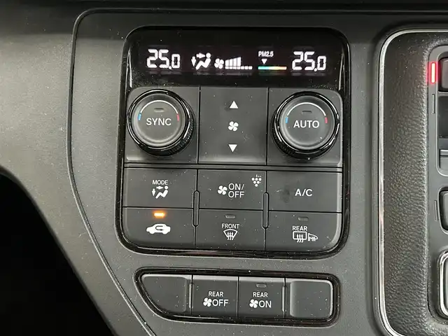 ホンダ ステップワゴン eHEV エアー 宮城県 2022(令4)年 5.2万km クリスタルブラックパール 登録時走行距離51970km/純正ナビ/FM・AM・TV・Bluetooth/両側パワースライドドア/バックカメラ/衝突軽減システム/レーンキープアシスト/クルーズコントロール（追従走行あり）/コーナーセンサー（前後）/プッシュスタート/LED/ビルトインETC/純正アルミホイール/純正フロアマット/後席スモーク/電子制御シフト/ヘッドライトレベライザー/ドアバイザー/ウインカーミラー