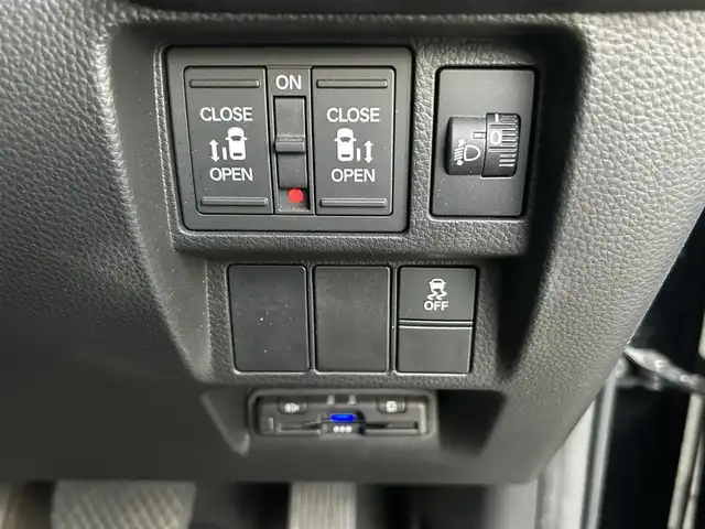 ホンダ ステップワゴン eHEV エアー 宮城県 2022(令4)年 5.2万km クリスタルブラックパール 登録時走行距離51970km/純正ナビ/FM・AM・TV・Bluetooth/両側パワースライドドア/バックカメラ/衝突軽減システム/レーンキープアシスト/クルーズコントロール（追従走行あり）/コーナーセンサー（前後）/プッシュスタート/LED/ビルトインETC/純正アルミホイール/純正フロアマット/後席スモーク/電子制御シフト/ヘッドライトレベライザー/ドアバイザー/ウインカーミラー