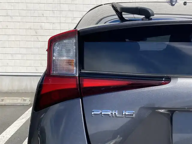 トヨタ プリウス A 静岡県 2019(令1)年 4.4万km グレーメタリック Toyota Safety Sense/社外SDナビ(CN-RE05D)/　AM FM CD DVD Bluetooth/フルセグTV/バックモニター/ビルトインETC/LEDオートヘッドランプ/モデリスタエアロ/パワーシート(運転席)/レーダークルーズコントロール/ヘッドアップディスプレイ/前後方クリアランスソナー/純正15インチアルミホイール/スマートキー2本/プッシュスタート/ドライブモードセレクト