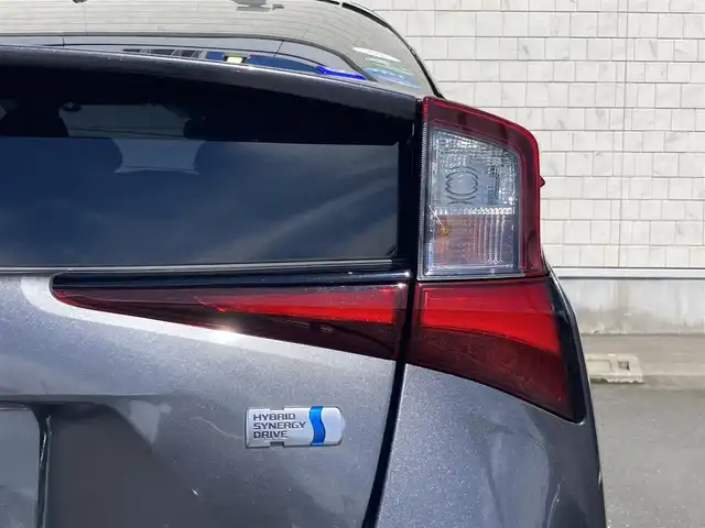 トヨタ プリウス A 静岡県 2019(令1)年 4.4万km グレーメタリック Toyota Safety Sense/社外SDナビ(CN-RE05D)/　AM FM CD DVD Bluetooth/フルセグTV/バックモニター/ビルトインETC/LEDオートヘッドランプ/モデリスタエアロ/パワーシート(運転席)/レーダークルーズコントロール/ヘッドアップディスプレイ/前後方クリアランスソナー/純正15インチアルミホイール/スマートキー2本/プッシュスタート/ドライブモードセレクト