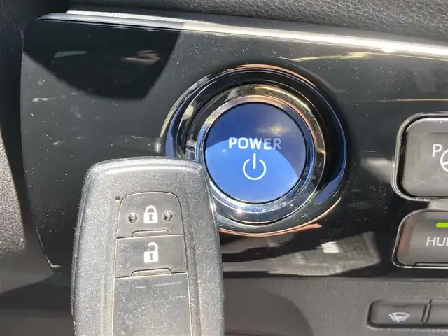 トヨタ プリウス A 静岡県 2019(令1)年 4.4万km グレーメタリック Toyota Safety Sense/社外SDナビ(CN-RE05D)/　AM FM CD DVD Bluetooth/フルセグTV/バックモニター/ビルトインETC/LEDオートヘッドランプ/モデリスタエアロ/パワーシート(運転席)/レーダークルーズコントロール/ヘッドアップディスプレイ/前後方クリアランスソナー/純正15インチアルミホイール/スマートキー2本/プッシュスタート/ドライブモードセレクト