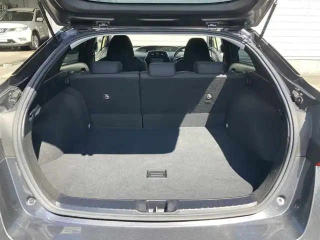 トヨタ プリウス A 静岡県 2019(令1)年 4.4万km グレーメタリック Toyota Safety Sense/社外SDナビ(CN-RE05D)/　AM FM CD DVD Bluetooth/フルセグTV/バックモニター/ビルトインETC/LEDオートヘッドランプ/モデリスタエアロ/パワーシート(運転席)/レーダークルーズコントロール/ヘッドアップディスプレイ/前後方クリアランスソナー/純正15インチアルミホイール/スマートキー2本/プッシュスタート/ドライブモードセレクト