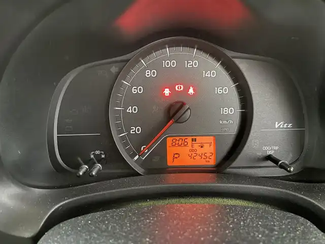 トヨタ ヴィッツ ジュエラ 福岡県 2011(平23)年 4.3万km ホワイトパールクリスタルシャイン 純正ナビ/（AM/FM/CD/ワンセグTV）/電格ミラー/純正フロアマット/保証書/取扱説明書/スペアキー（板キー）×１