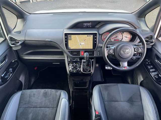 トヨタ ノア Si GRスポーツ 東京都 2021(令3)年 6.1万km ホワイトパールクリスタルシャイン ディーラーオプション10インチナビ/フルセグ/バックカメラ/クルーズコントロール/両側パワースライドドア/ハーフレザーシート/オートマチックハイビーム/LED BEAM/前後ドライブレコーダー/リバース連動ミラー/ビルトインETC/LEDヘッドライト/USB入力端子/アイドリングストップ/純正フロアマット/保証書/取扱説明書