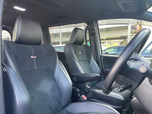 トヨタ ノア Si GRスポーツ 東京都 2021(令3)年 6.1万km ホワイトパールクリスタルシャイン ディーラーオプション10インチナビ/フルセグ/バックカメラ/クルーズコントロール/両側パワースライドドア/ハーフレザーシート/オートマチックハイビーム/LED BEAM/前後ドライブレコーダー/リバース連動ミラー/ビルトインETC/LEDヘッドライト/USB入力端子/アイドリングストップ/純正フロアマット/保証書/取扱説明書