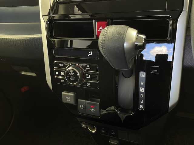 トヨタ ルーミー カスタムG 栃木県 2021(令3)年 4.2万km パールホワイトⅢ スマートアシスト/・衝突回避支援ブレーキ機能/・衝突警報機能/・車線逸脱警報機能/・誤発進抑制制御機能/・先行車発進お知らせ機能/・前後コーナーセンサー/・標識認識機能(進入禁止)/・全車速追従機能アダプティクルーズコントロール/・レーンキープコントロール/・パノラマモニター/純正ナビ/（CD/DVD/BT/TV/AM/FM/SD)/LEDヘッドライト/フォグライト/両側パワースライドドア/アイドリングストップ/シートヒーター/電子パーキングブレーキ/コーナーセンサー/ETC/スマートキー/純正サイドバイザー/純正フロアマット