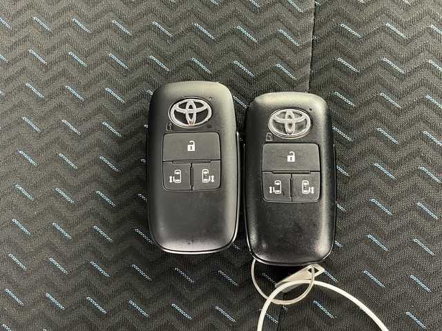 トヨタ ルーミー カスタムG 栃木県 2021(令3)年 4.2万km パールホワイトⅢ スマートアシスト/・衝突回避支援ブレーキ機能/・衝突警報機能/・車線逸脱警報機能/・誤発進抑制制御機能/・先行車発進お知らせ機能/・前後コーナーセンサー/・標識認識機能(進入禁止)/・全車速追従機能アダプティクルーズコントロール/・レーンキープコントロール/・パノラマモニター/純正ナビ/（CD/DVD/BT/TV/AM/FM/SD)/LEDヘッドライト/フォグライト/両側パワースライドドア/アイドリングストップ/シートヒーター/電子パーキングブレーキ/コーナーセンサー/ETC/スマートキー/純正サイドバイザー/純正フロアマット