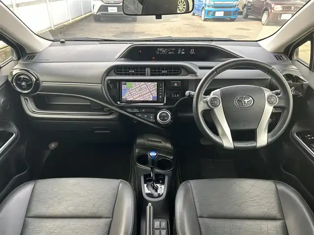 トヨタ アクア G ブラックソフトレザーセレ 愛知県 2015(平27)年 8.9万km ライムホワイトパールクリスタルシャイン /社外SDナビ//フルセグTV//CD/DVD/AM/FM//バックカメラ//ビルトインETC//クルーズコントロール//横滑り防止装置//車両接近通報一時停止スイッチ//ECO/EV MODE//ステアスイッチ//純正ラゲッジトレイ//純正フロアマット//純正LEDオートライト//フロントフォグランプ//マルチインフォメーションディスプレイ//オートリトラミラー//手動防眩ミラー//ドアバイザー//レザーシート//本革巻きステアリング//ISOFIX//イモビライザー//ダブルエアバック//スマートキー//スペアキー1本//取扱説明書//ナビ説明書//保証書//記録簿(R4/R6)