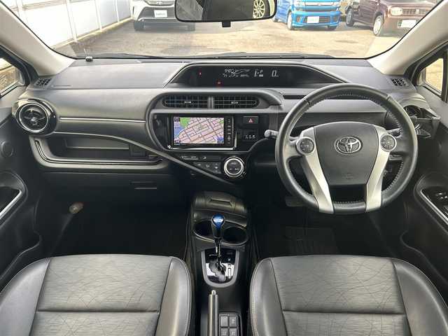 トヨタ アクア G ブラックソフトレザーセレ 愛知県 2015(平27)年 8.9万km ライムホワイトパールクリスタルシャイン /社外SDナビ//フルセグTV//CD/DVD/AM/FM//バックカメラ//ビルトインETC//クルーズコントロール//横滑り防止装置//車両接近通報一時停止スイッチ//ECO/EV MODE//ステアスイッチ//純正ラゲッジトレイ//純正フロアマット//純正LEDオートライト//フロントフォグランプ//マルチインフォメーションディスプレイ//オートリトラミラー//手動防眩ミラー//ドアバイザー//レザーシート//本革巻きステアリング//ISOFIX//イモビライザー//ダブルエアバック//スマートキー//スペアキー1本//取扱説明書//ナビ説明書//保証書//記録簿(R4/R6)