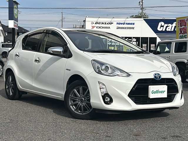 トヨタ アクア G ブラックソフトレザーセレ 愛知県 2015(平27)年 8.9万km ライムホワイトパールクリスタルシャイン /社外SDナビ//フルセグTV//CD/DVD/AM/FM//バックカメラ//ビルトインETC//クルーズコントロール//横滑り防止装置//車両接近通報一時停止スイッチ//ECO/EV MODE//ステアスイッチ//純正ラゲッジトレイ//純正フロアマット//純正LEDオートライト//フロントフォグランプ//マルチインフォメーションディスプレイ//オートリトラミラー//手動防眩ミラー//ドアバイザー//レザーシート//本革巻きステアリング//ISOFIX//イモビライザー//ダブルエアバック//スマートキー//スペアキー1本//取扱説明書//ナビ説明書//保証書//記録簿(R4/R6)