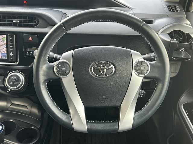 トヨタ アクア G ブラックソフトレザーセレ 愛知県 2015(平27)年 8.9万km ライムホワイトパールクリスタルシャイン /社外SDナビ//フルセグTV//CD/DVD/AM/FM//バックカメラ//ビルトインETC//クルーズコントロール//横滑り防止装置//車両接近通報一時停止スイッチ//ECO/EV MODE//ステアスイッチ//純正ラゲッジトレイ//純正フロアマット//純正LEDオートライト//フロントフォグランプ//マルチインフォメーションディスプレイ//オートリトラミラー//手動防眩ミラー//ドアバイザー//レザーシート//本革巻きステアリング//ISOFIX//イモビライザー//ダブルエアバック//スマートキー//スペアキー1本//取扱説明書//ナビ説明書//保証書//記録簿(R4/R6)