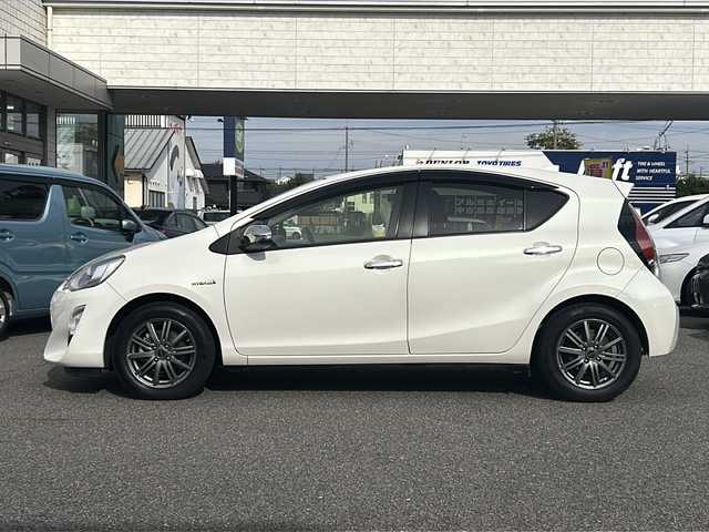 トヨタ アクア G ブラックソフトレザーセレ 愛知県 2015(平27)年 8.9万km ライムホワイトパールクリスタルシャイン /社外SDナビ//フルセグTV//CD/DVD/AM/FM//バックカメラ//ビルトインETC//クルーズコントロール//横滑り防止装置//車両接近通報一時停止スイッチ//ECO/EV MODE//ステアスイッチ//純正ラゲッジトレイ//純正フロアマット//純正LEDオートライト//フロントフォグランプ//マルチインフォメーションディスプレイ//オートリトラミラー//手動防眩ミラー//ドアバイザー//レザーシート//本革巻きステアリング//ISOFIX//イモビライザー//ダブルエアバック//スマートキー//スペアキー1本//取扱説明書//ナビ説明書//保証書//記録簿(R4/R6)