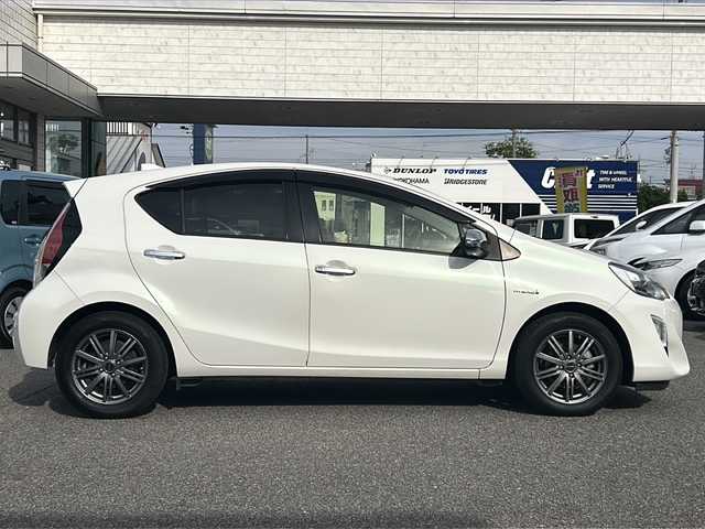 トヨタ アクア G ブラックソフトレザーセレ 愛知県 2015(平27)年 8.9万km ライムホワイトパールクリスタルシャイン /社外SDナビ//フルセグTV//CD/DVD/AM/FM//バックカメラ//ビルトインETC//クルーズコントロール//横滑り防止装置//車両接近通報一時停止スイッチ//ECO/EV MODE//ステアスイッチ//純正ラゲッジトレイ//純正フロアマット//純正LEDオートライト//フロントフォグランプ//マルチインフォメーションディスプレイ//オートリトラミラー//手動防眩ミラー//ドアバイザー//レザーシート//本革巻きステアリング//ISOFIX//イモビライザー//ダブルエアバック//スマートキー//スペアキー1本//取扱説明書//ナビ説明書//保証書//記録簿(R4/R6)