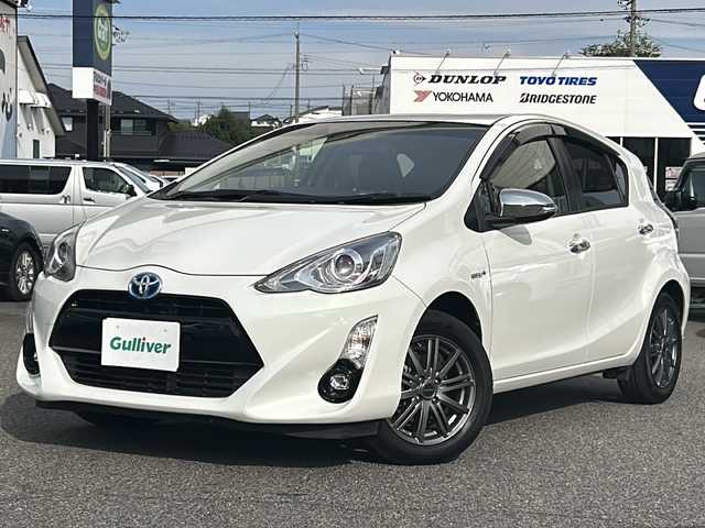 トヨタ アクア G ブラックソフトレザーセレ 愛知県 2015(平27)年 8.9万km ライムホワイトパールクリスタルシャイン /社外SDナビ//フルセグTV//CD/DVD/AM/FM//バックカメラ//ビルトインETC//クルーズコントロール//横滑り防止装置//車両接近通報一時停止スイッチ//ECO/EV MODE//ステアスイッチ//純正ラゲッジトレイ//純正フロアマット//純正LEDオートライト//フロントフォグランプ//マルチインフォメーションディスプレイ//オートリトラミラー//手動防眩ミラー//ドアバイザー//レザーシート//本革巻きステアリング//ISOFIX//イモビライザー//ダブルエアバック//スマートキー//スペアキー1本//取扱説明書//ナビ説明書//保証書//記録簿(R4/R6)