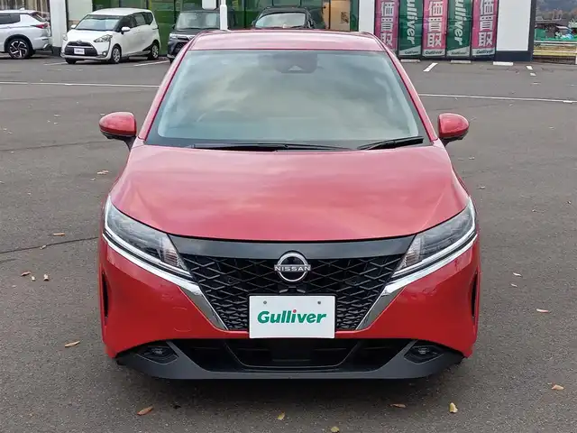日産 ノート X 福井県 2022(令4)年 2万km ガーネットレッド 純正9インチナビ/AM/FM/フルセグ/BT/CD/DVD/USB/iPod/全方位カメラ/エマージェンシーブレーキ/前後コーナーセンサー/レーンキープアシスト/横滑り防止装置/盗難防止装置/アイドリングストップ/前方ドライブレコーダー/ETC/デジタルインナーミラー/革調シートカバー/純正フロアマット/LEDヘッドライト/オートホールド/スマートキー