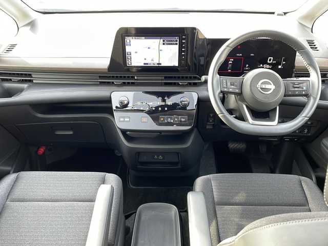 日産 セレナ e－パワー ハイウェイスター V 徳島県 2024(令6)年 1.7万km パールⅡ 純正メモリナビ/（ラジオ/フルセグ/BT/USB/HDMI）/フリップダウンモニター/フロントエアロ/プロパイロット/ブラインドスポットモニター/デジタルインナーミラー/タイプC入力端子/追従式クルーズコントロール/バックカメラ/ビルトインETC/ドライブレコーダー/両側電動スライドドア/前後コーナーセンサー/LEDヘッドライト