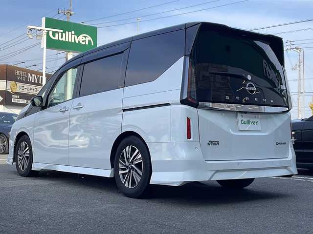 日産 セレナ e－パワー ハイウェイスター V 徳島県 2024(令6)年 1.7万km パールⅡ 純正メモリナビ/（ラジオ/フルセグ/BT/USB/HDMI）/フリップダウンモニター/フロントエアロ/プロパイロット/ブラインドスポットモニター/デジタルインナーミラー/タイプC入力端子/追従式クルーズコントロール/バックカメラ/ビルトインETC/ドライブレコーダー/両側電動スライドドア/前後コーナーセンサー/LEDヘッドライト