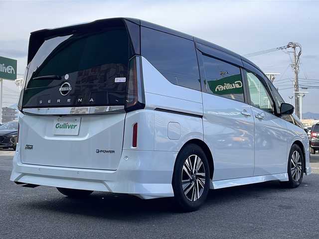 日産 セレナ e－パワー ハイウェイスター V 徳島県 2024(令6)年 1.7万km パールⅡ 純正メモリナビ/（ラジオ/フルセグ/BT/USB/HDMI）/フリップダウンモニター/フロントエアロ/プロパイロット/ブラインドスポットモニター/デジタルインナーミラー/タイプC入力端子/追従式クルーズコントロール/バックカメラ/ビルトインETC/ドライブレコーダー/両側電動スライドドア/前後コーナーセンサー/LEDヘッドライト