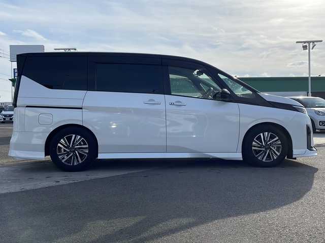 日産 セレナ e－パワー ハイウェイスター V 徳島県 2024(令6)年 1.7万km パールⅡ 純正メモリナビ/（ラジオ/フルセグ/BT/USB/HDMI）/フリップダウンモニター/フロントエアロ/プロパイロット/ブラインドスポットモニター/デジタルインナーミラー/タイプC入力端子/追従式クルーズコントロール/バックカメラ/ビルトインETC/ドライブレコーダー/両側電動スライドドア/前後コーナーセンサー/LEDヘッドライト