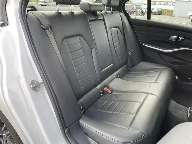 ＢＭＷ ３２０ｄ xDrive Mスポーツ 鳥取県 2019(令1)年 7.3万km アルピンホワイトⅢ ４ＷＤ・ディーゼル/Mスポーツパッケージ/純正ナビ／ＢＴ/バックカメラ　/ミラー内臓ＥＴＣ　/ドライブレコーダー/黒レザーシート　/前席パワーシート/シートヒーター/衝突軽減ブレーキ/レーダークルーズコントロール　/レーンキープアシスト　/ＬＥＤヘットライト/コーナーセンサー/ブラインドスポットモニター/電動トランク/純正１８インチアルミホイール/ワイヤレス充電/スタットレスアルミセット積み込み/（タイヤ残り溝　７－８分山）/スペアキーｘ１/保証書・取扱説明書