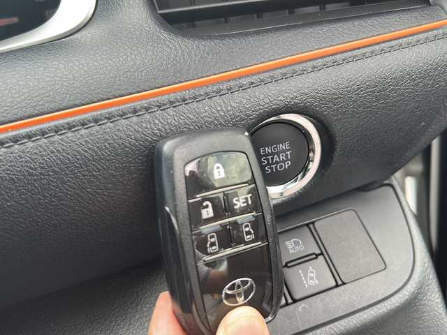 トヨタ シエンタ G クエロ 沖縄県 2021(令3)年 1.6万km ホワイトパールクリスタルシャイン 純正ナビ・TV・Bluetooth・CD・DVD/全方位カメラ/両側パワースライドドア/ETC/衝突軽減システム/オートライト/ドライブレコーダー/コーナーセンサー/LEDヘッドライト/スマートキー/ステアリングスイッチ/革巻きステアリング/アイドリングストップ