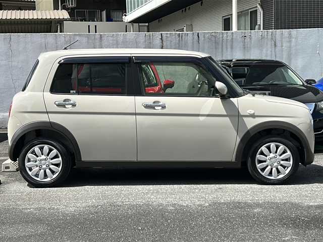 スズキ ラパン X 埼玉県 2022(令4)年 0.9万km フォーンベージュM 走行距離8394km/ワンオーナー/純正8インチナビ(CN-RZ876)/AM/FM/BT/CD/DVD/フルセグTV/アランドビューモニター/シートヒーター（D+N席）/前後ドライブレコーダー/ビルトインETC/ステアリングリモコン/純正14インチアルミホイール/スズキセーフティーアシスト/レーンキープアシスト/衝突被害軽減システム/バックセンサー/横滑り防止装置/アイドリングストップ/先行車発進お知らせ機能/標識認識機能/オートライト/LEDヘッドライト/プッシュスタート/スマートキー×2/電動格納ミラー/純正フロアマット/純正ドアバイザー/保証書/取扱説明書/ナビ取扱説明書