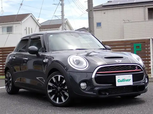 ＭＩＮＩ ミニ クーパー S 千葉県 2016(平28)年 1.8万km グレー パイオニア地デジTVチューナー（GEX-909DTV)/・リモコン/取扱説明書付き/アルパインマルチビューカメラ（フロント/リア）/純正ナビゲーション/純正オーディオ/・FM/AMラジオ/・Bluetooth接続/黒革シート/純正後期テールレンズ/スマートキー2個/ドアバイザー/フロアマット/取扱い説明書