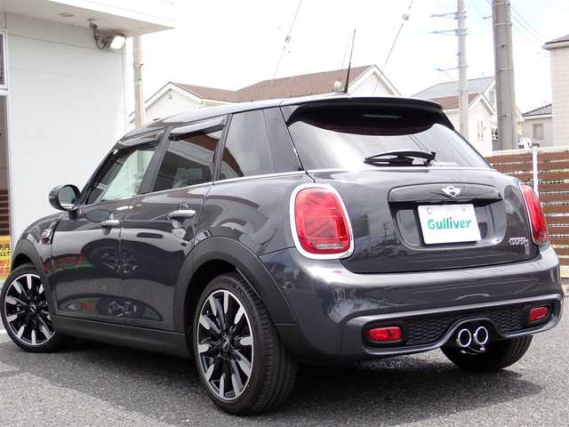 ＭＩＮＩ ミニ クーパー S 千葉県 2016(平28)年 1.8万km グレー パイオニア地デジTVチューナー（GEX-909DTV)/・リモコン/取扱説明書付き/アルパインマルチビューカメラ（フロント/リア）/純正ナビゲーション/純正オーディオ/・FM/AMラジオ/・Bluetooth接続/黒革シート/純正後期テールレンズ/スマートキー2個/ドアバイザー/フロアマット/取扱い説明書