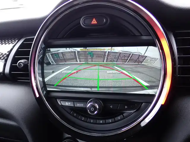 ＭＩＮＩ ミニ クーパー S 千葉県 2016(平28)年 1.8万km グレー パイオニア地デジTVチューナー（GEX-909DTV)/・リモコン/取扱説明書付き/アルパインマルチビューカメラ（フロント/リア）/純正ナビゲーション/純正オーディオ/・FM/AMラジオ/・Bluetooth接続/黒革シート/純正後期テールレンズ/スマートキー2個/ドアバイザー/フロアマット/取扱い説明書