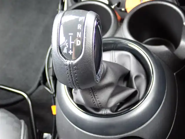 ＭＩＮＩ ミニ クーパー S 千葉県 2016(平28)年 1.8万km グレー パイオニア地デジTVチューナー（GEX-909DTV)/・リモコン/取扱説明書付き/アルパインマルチビューカメラ（フロント/リア）/純正ナビゲーション/純正オーディオ/・FM/AMラジオ/・Bluetooth接続/黒革シート/純正後期テールレンズ/スマートキー2個/ドアバイザー/フロアマット/取扱い説明書