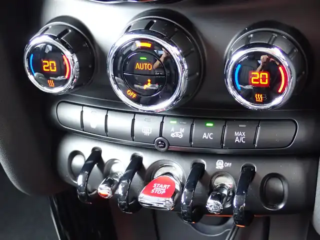 ＭＩＮＩ ミニ クーパー S 千葉県 2016(平28)年 1.8万km グレー パイオニア地デジTVチューナー（GEX-909DTV)/・リモコン/取扱説明書付き/アルパインマルチビューカメラ（フロント/リア）/純正ナビゲーション/純正オーディオ/・FM/AMラジオ/・Bluetooth接続/黒革シート/純正後期テールレンズ/スマートキー2個/ドアバイザー/フロアマット/取扱い説明書