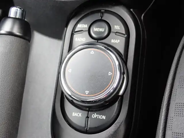 ＭＩＮＩ ミニ クーパー S 千葉県 2016(平28)年 1.8万km グレー パイオニア地デジTVチューナー（GEX-909DTV)/・リモコン/取扱説明書付き/アルパインマルチビューカメラ（フロント/リア）/純正ナビゲーション/純正オーディオ/・FM/AMラジオ/・Bluetooth接続/黒革シート/純正後期テールレンズ/スマートキー2個/ドアバイザー/フロアマット/取扱い説明書