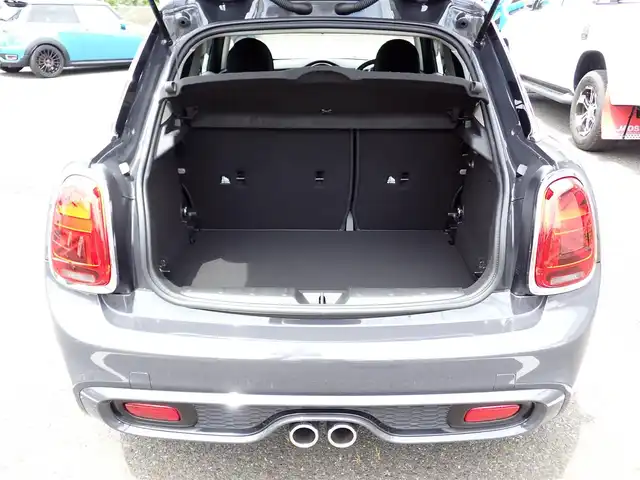ＭＩＮＩ ミニ クーパー S 千葉県 2016(平28)年 1.8万km グレー パイオニア地デジTVチューナー（GEX-909DTV)/・リモコン/取扱説明書付き/アルパインマルチビューカメラ（フロント/リア）/純正ナビゲーション/純正オーディオ/・FM/AMラジオ/・Bluetooth接続/黒革シート/純正後期テールレンズ/スマートキー2個/ドアバイザー/フロアマット/取扱い説明書
