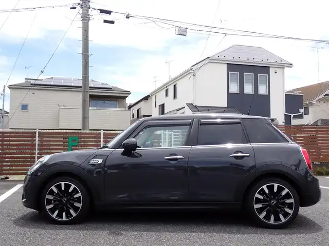 ＭＩＮＩ ミニ クーパー S 千葉県 2016(平28)年 1.8万km グレー パイオニア地デジTVチューナー（GEX-909DTV)/・リモコン/取扱説明書付き/アルパインマルチビューカメラ（フロント/リア）/純正ナビゲーション/純正オーディオ/・FM/AMラジオ/・Bluetooth接続/黒革シート/純正後期テールレンズ/スマートキー2個/ドアバイザー/フロアマット/取扱い説明書