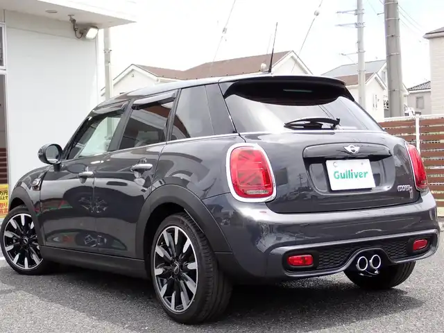 ＭＩＮＩ ミニ クーパー S 千葉県 2016(平28)年 1.8万km グレー パイオニア地デジTVチューナー（GEX-909DTV)/・リモコン/取扱説明書付き/アルパインマルチビューカメラ（フロント/リア）/純正ナビゲーション/純正オーディオ/・FM/AMラジオ/・Bluetooth接続/黒革シート/純正後期テールレンズ/スマートキー2個/ドアバイザー/フロアマット/取扱い説明書