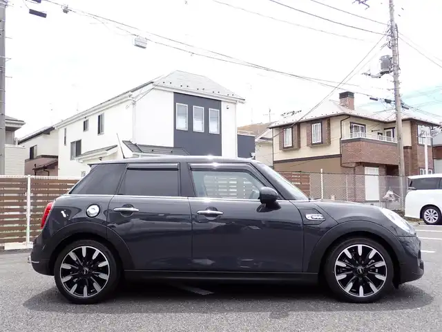 ＭＩＮＩ ミニ クーパー S 千葉県 2016(平28)年 1.8万km グレー パイオニア地デジTVチューナー（GEX-909DTV)/・リモコン/取扱説明書付き/アルパインマルチビューカメラ（フロント/リア）/純正ナビゲーション/純正オーディオ/・FM/AMラジオ/・Bluetooth接続/黒革シート/純正後期テールレンズ/スマートキー2個/ドアバイザー/フロアマット/取扱い説明書