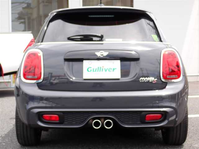 ＭＩＮＩ ミニ クーパー S 千葉県 2016(平28)年 1.8万km グレー パイオニア地デジTVチューナー（GEX-909DTV)/・リモコン/取扱説明書付き/アルパインマルチビューカメラ（フロント/リア）/純正ナビゲーション/純正オーディオ/・FM/AMラジオ/・Bluetooth接続/黒革シート/純正後期テールレンズ/スマートキー2個/ドアバイザー/フロアマット/取扱い説明書
